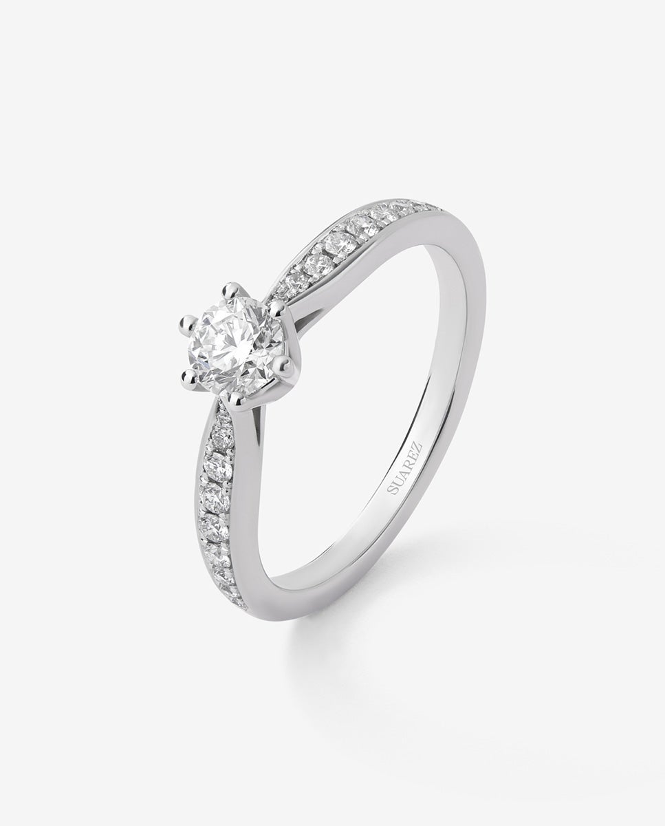 Imagen 1 de Anillo solitario 3006 de oro blanco de 18k con diamante central en talla brillante de 0,40 cts y diamantes en talla brillante con un total de 0,19 cts - SUAREZ - Blanco Blanco