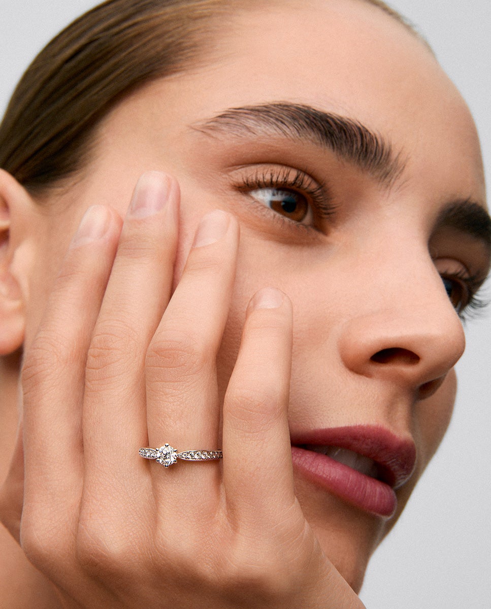 Imagen 2 de Anillo solitario 3006 de oro blanco de 18k con diamante central en talla brillante de 0,40 cts y diamantes en talla brillante con un total de 0,19 cts - SUAREZ - Blanco Blanco