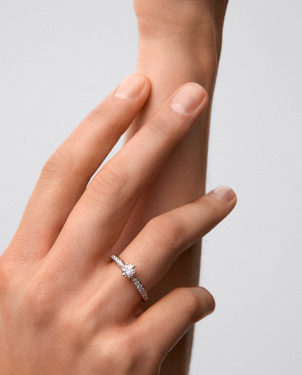 Imagen 4 de Anillo solitario 3006 de oro blanco de 18k con diamante central en talla brillante de 0,40 cts y diamantes en talla brillante con un total de 0,19 cts - SUAREZ - Blanco Blanco