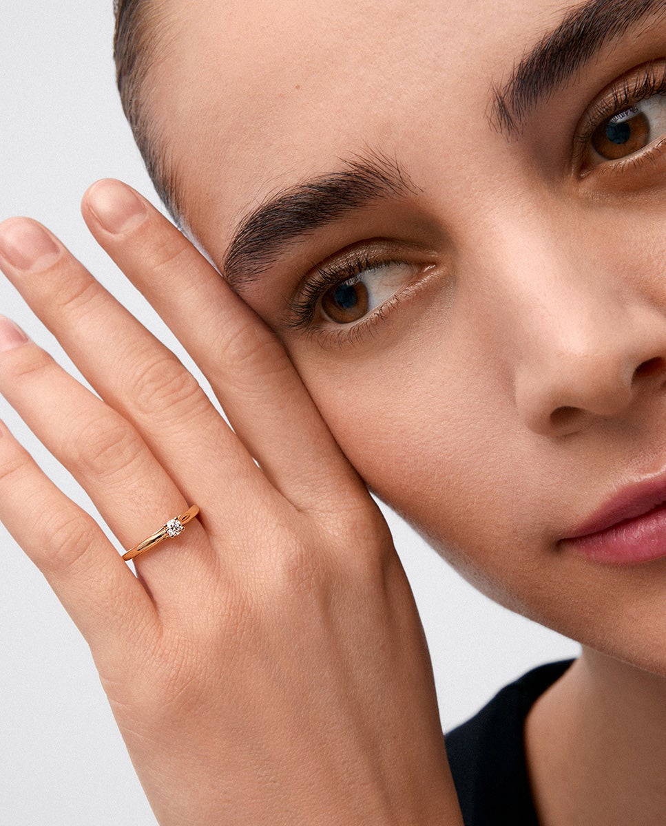 Imagen 4 de Anillo solitario de oro amarillo de 18k con diamante en talla brillante de 0,14 cts - SUAREZ - Blanco Blanco