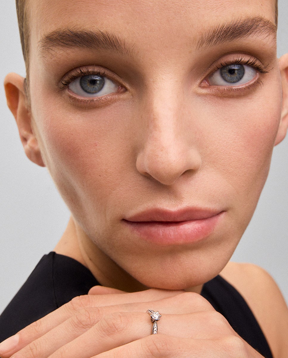 Anillo solitario de oro blanco de 18k con diamante central en talla brillante de 0,32 cts - SUAREZ - Plateado Plateado-2