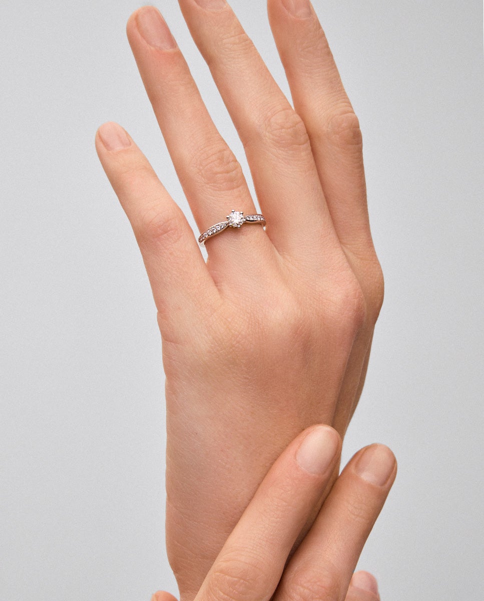 Anillo solitario de oro blanco de 18k con diamante central en talla brillante de 0,32 cts - SUAREZ - Plateado Plateado-4