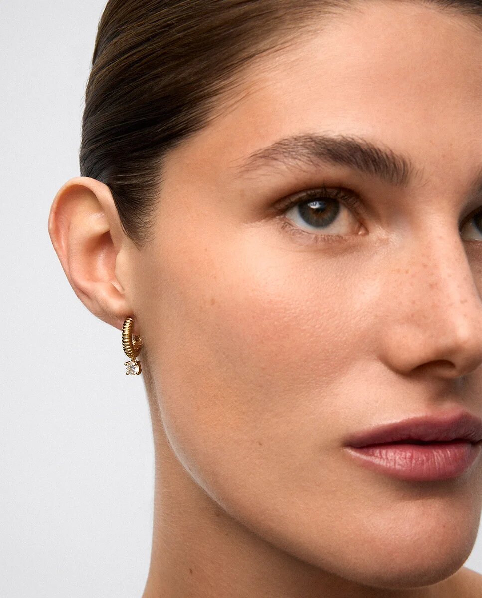 Pendientes gallonados de oro amarillo de 18k con dos diamantes en talla brillante con un total de 0,8 cts - SUAREZ - Blanco Blanco-2