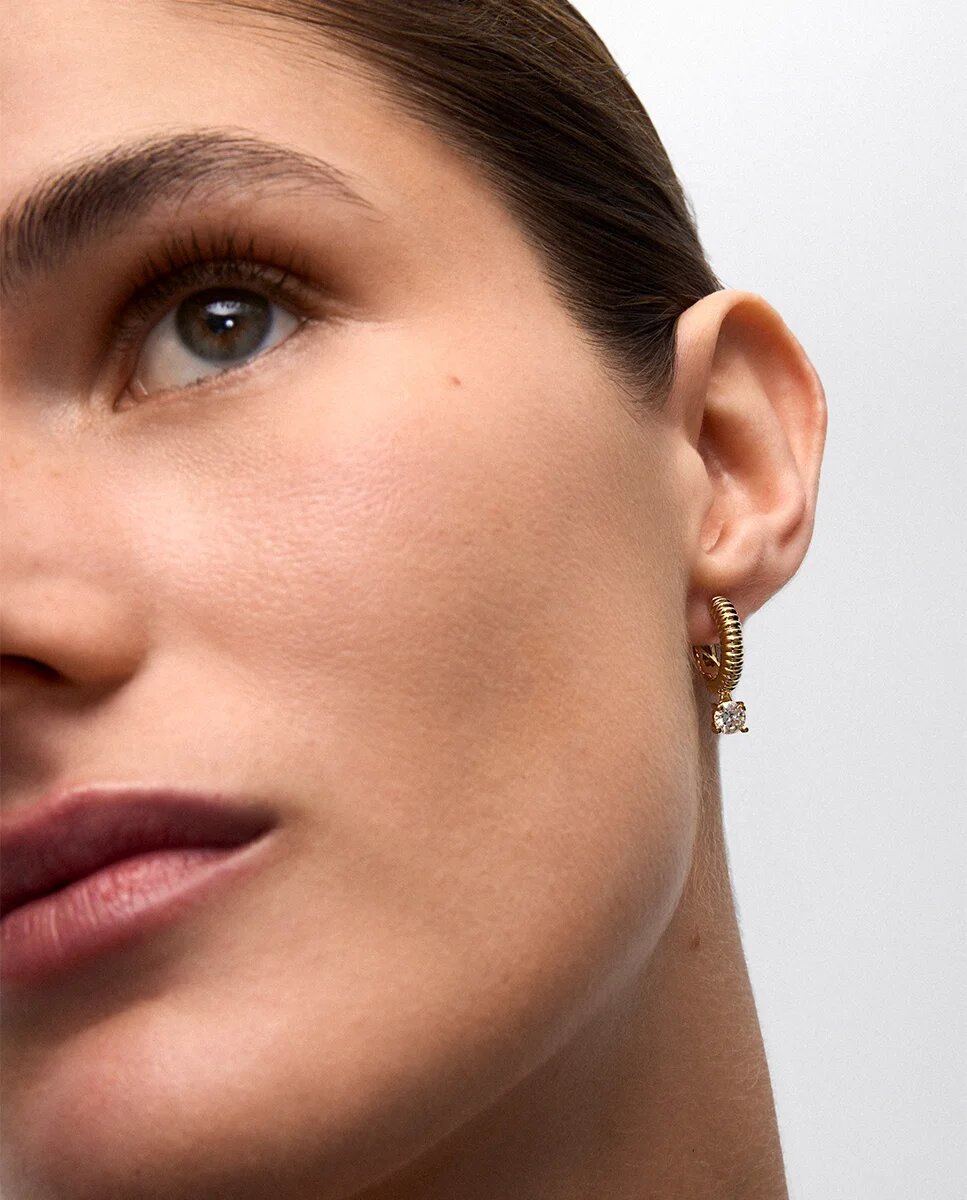 Pendientes gallonados de oro amarillo de 18k con dos diamantes en talla brillante con un total de 0,8 cts - SUAREZ - Blanco Blanco-4