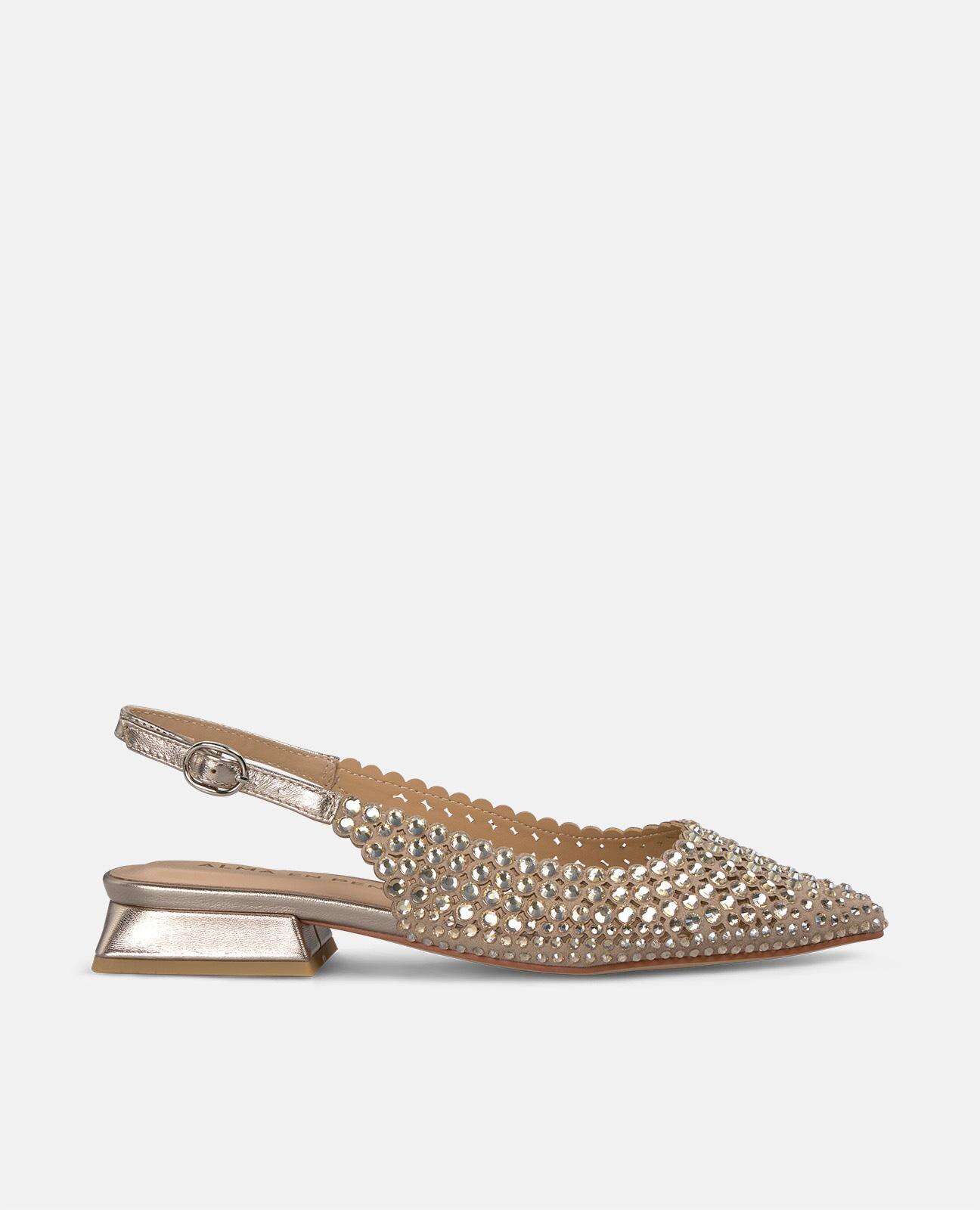 Alma en Pena - Zapatos de salón de mujer con puntera afilada y detalles de pedrería.
