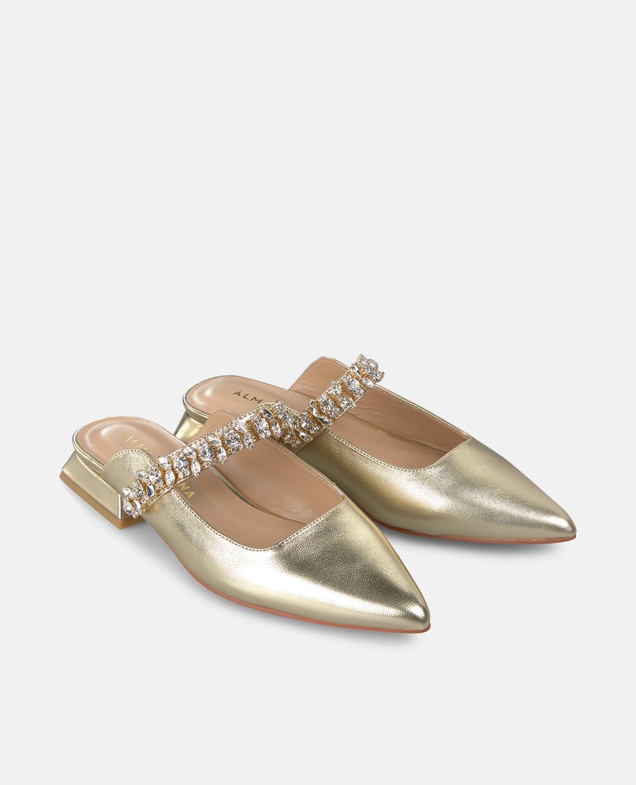 Mules con tacón de mujer con puntera afilada y tira de pedrería sobre el empeine - Alma en Pena - Oro Oro-2