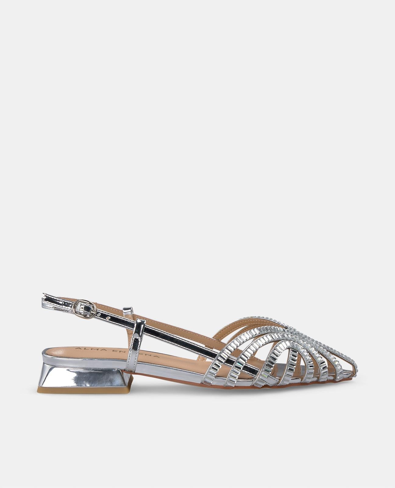 Alma en Pena - Zapatos de salón de mujer con detalle de pedrería en la puntera y cierre de hebilla.