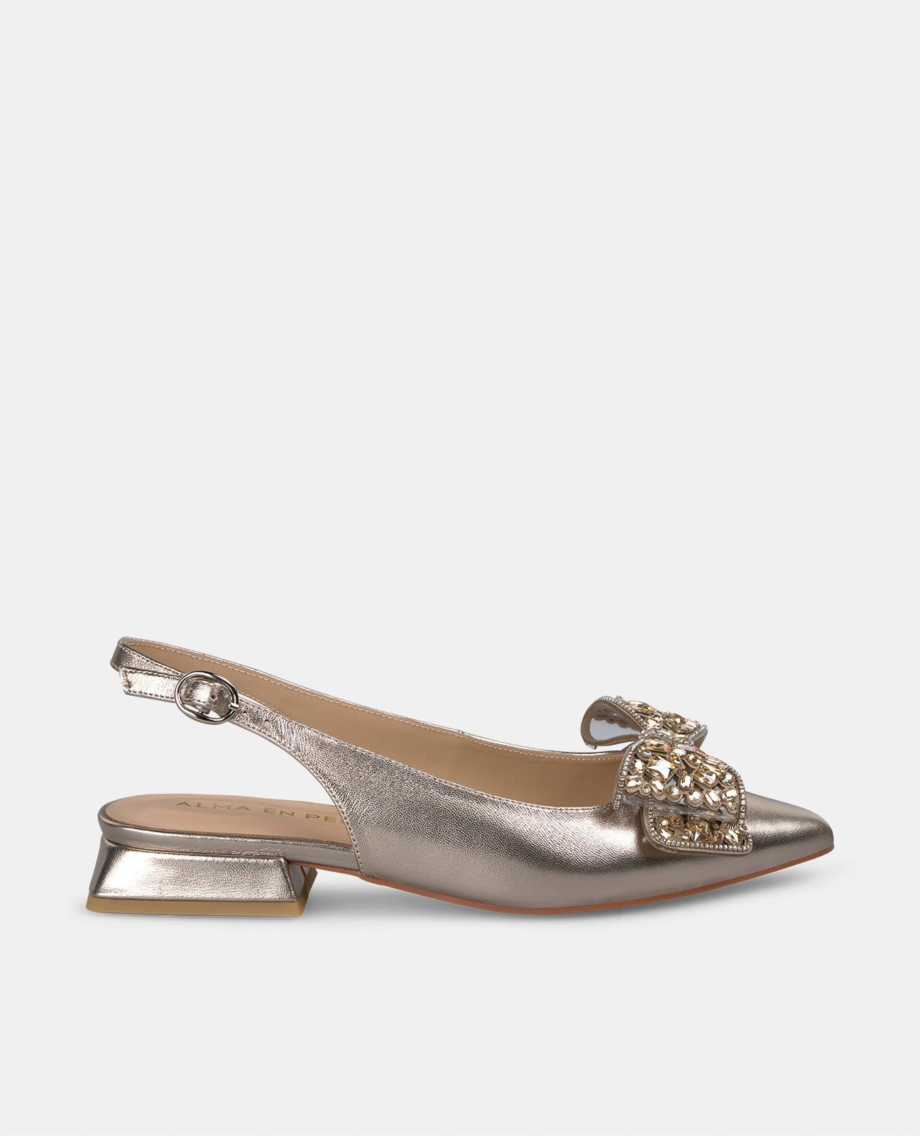 Alma en Pena - Zapatos plano de mujer con adorno de lazo en pedrería en la puntera y cierre de hebilla.