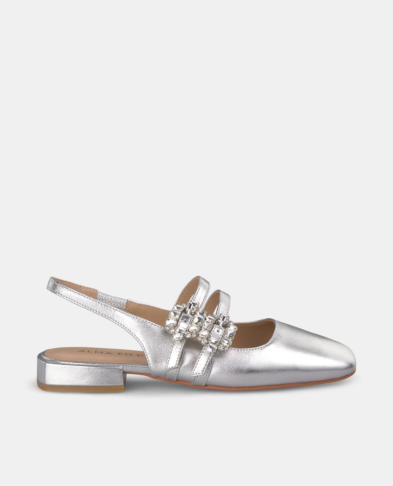 Alma en Pena - Zapatos de salón de mujer destalonado con puntera redondeada y dos hebillas de pedrería.