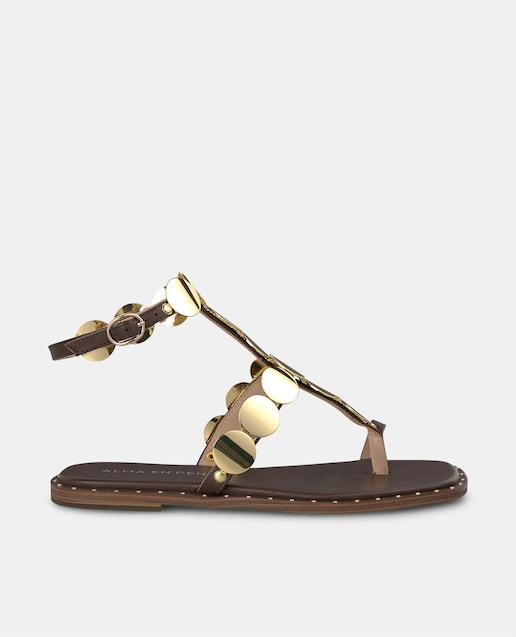 Imagen 0 de Sandalias planas de mujer estilo griego, con detalles metalizados y con detalle de tachas en la suela