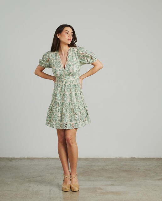 Imagen 0 de Vestido corto bordado calado escote en pico y manga corta abullonada
