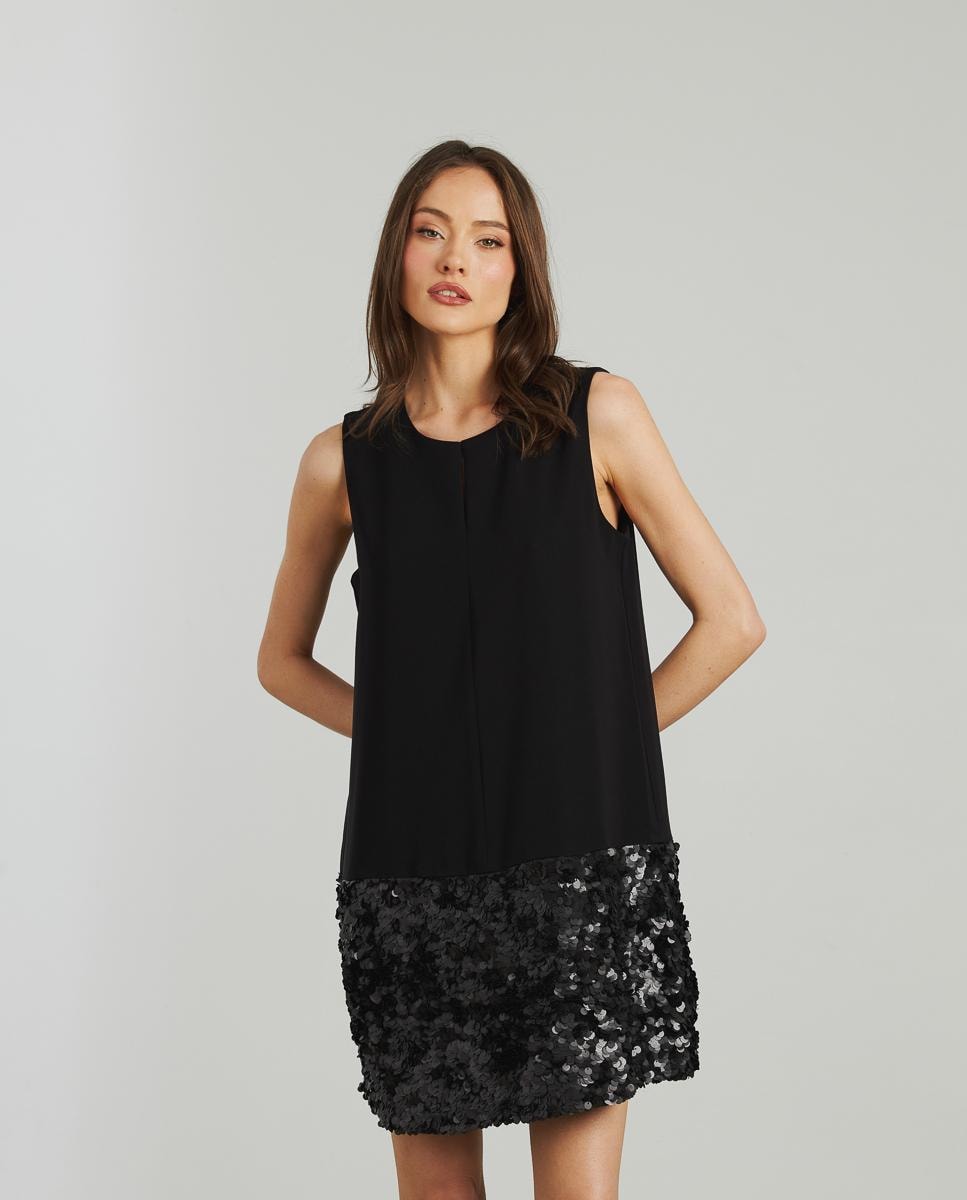 Vestido corto recto con brillos y escote redondo sin mangas · Alma