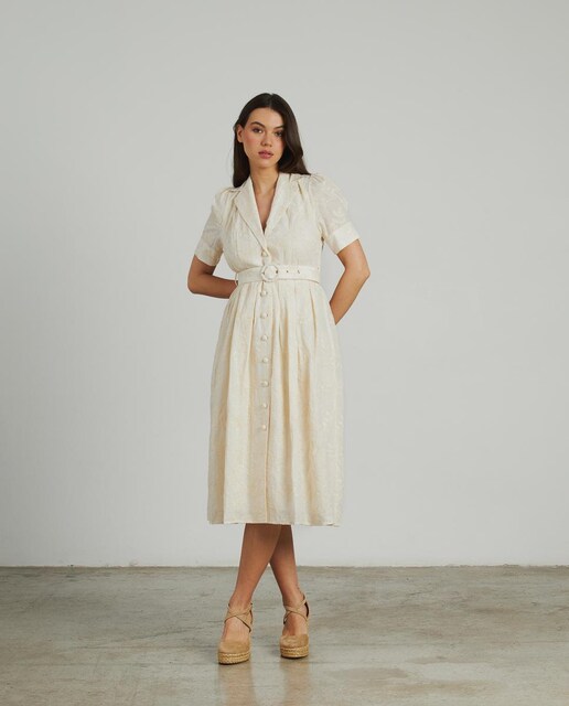 Imagen 0 de Vestido midi bordado con cinturón y escote en pico abotonado