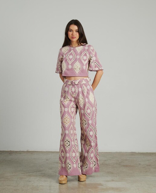 Imagen 0 de Blusa de mujer fluida con detalles bordados y calado