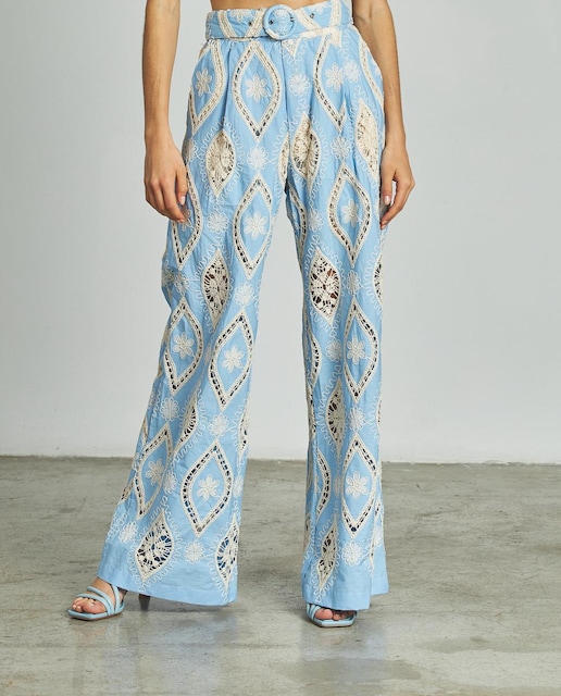 Imagen 0 de Pantalón recto de mujer bordado con detalles calados de tiro alto