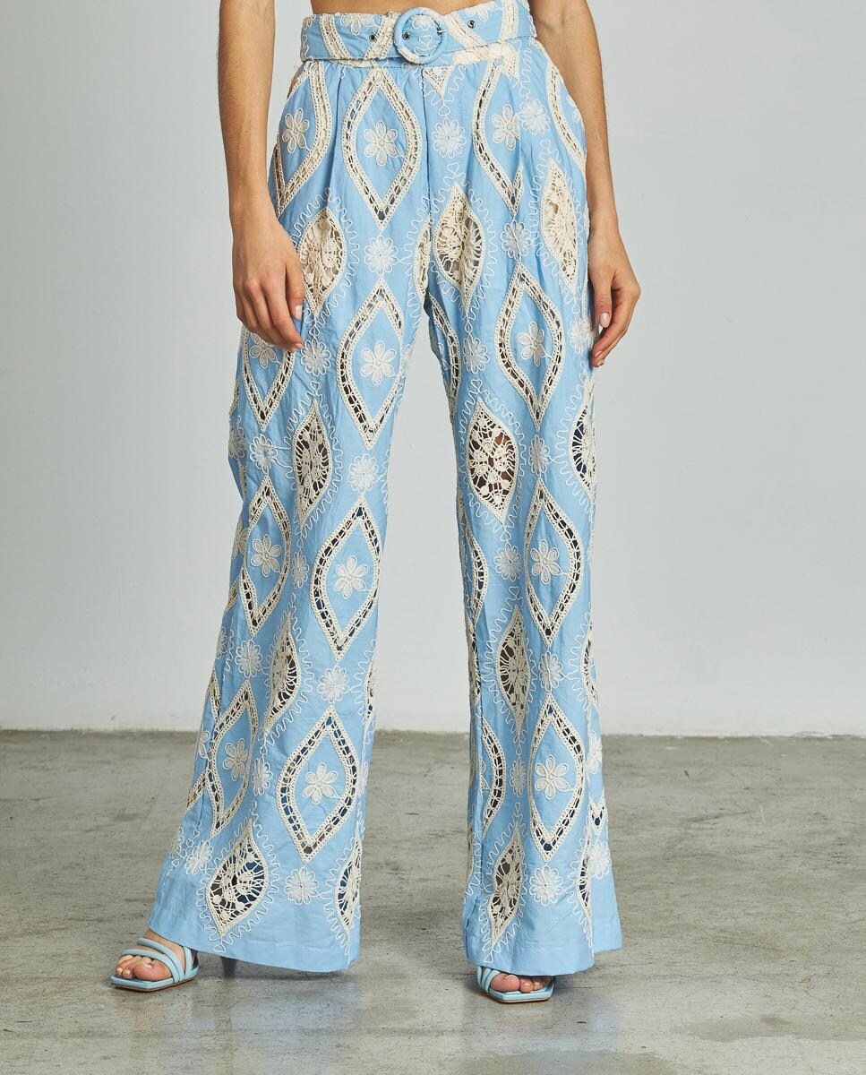Pantalón recto de mujer bordado con detalles calados de tiro alto