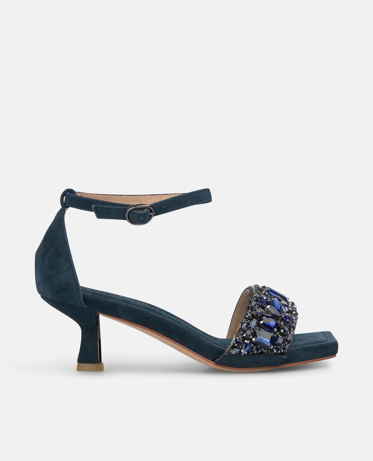 Alma en Pena - Sandalias de tacón de mujer con tira ancha con detalles joya y puntera cuadrada.