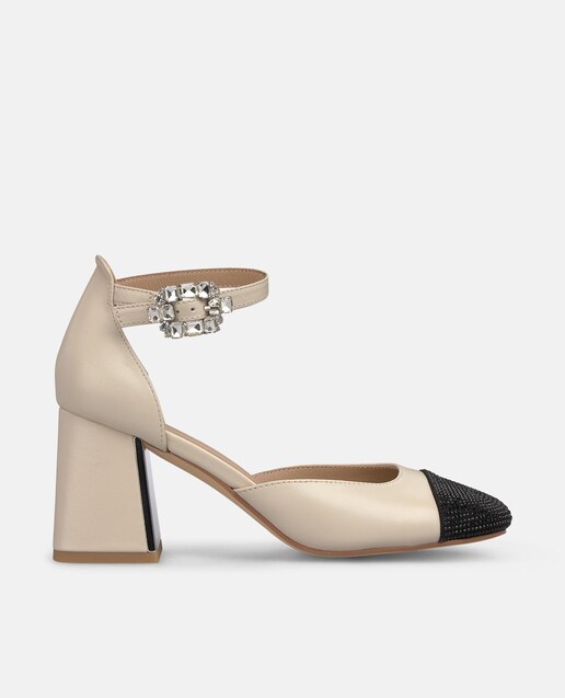 Imagen 0 de Zapatos de salón de mujer con tira en el tobillo y puntera cuadrada con detalle de pedrería