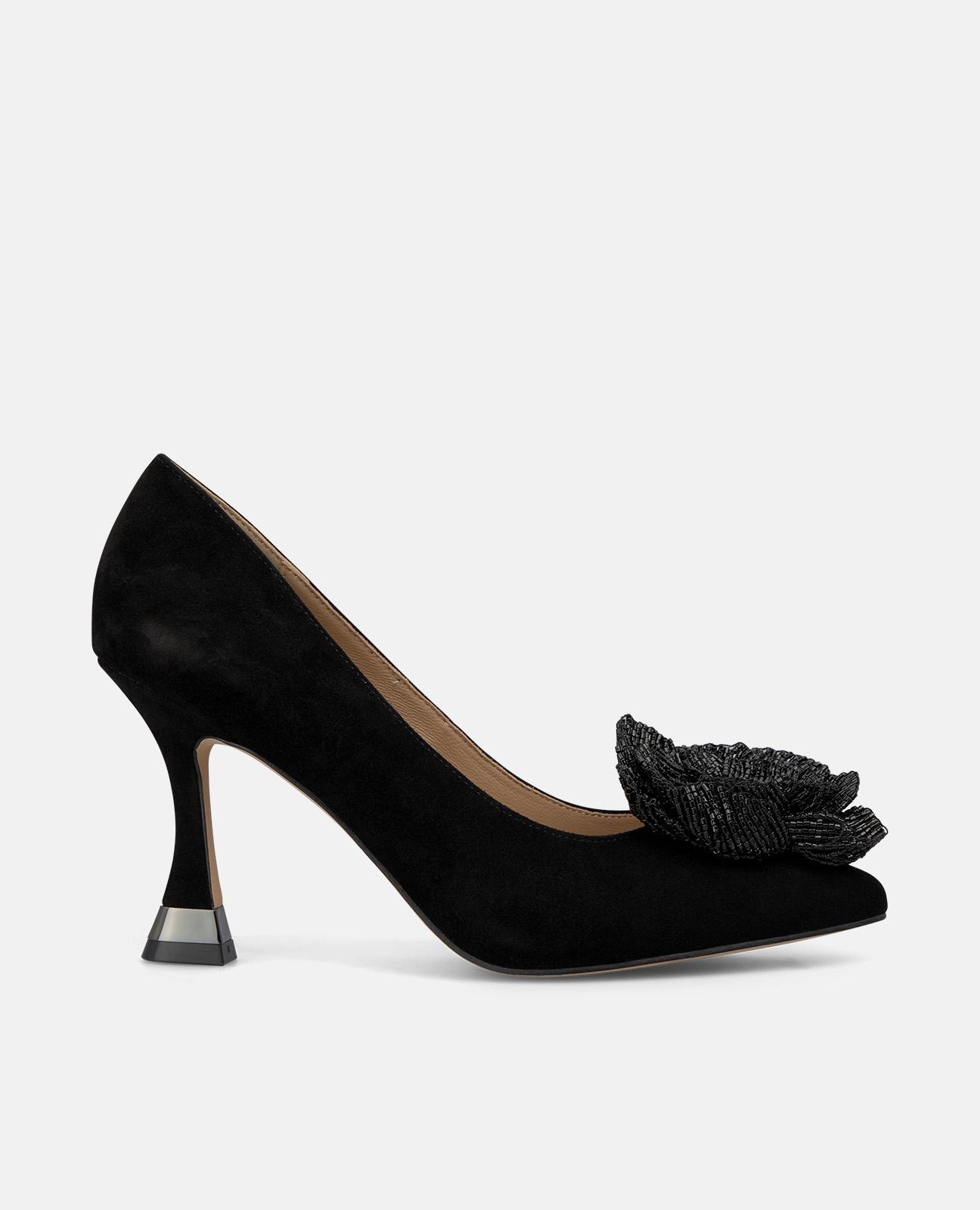 Alma en Pena - Zapatos de salón de mujer sin cierre con detalle de flor de pedrería en puntera.