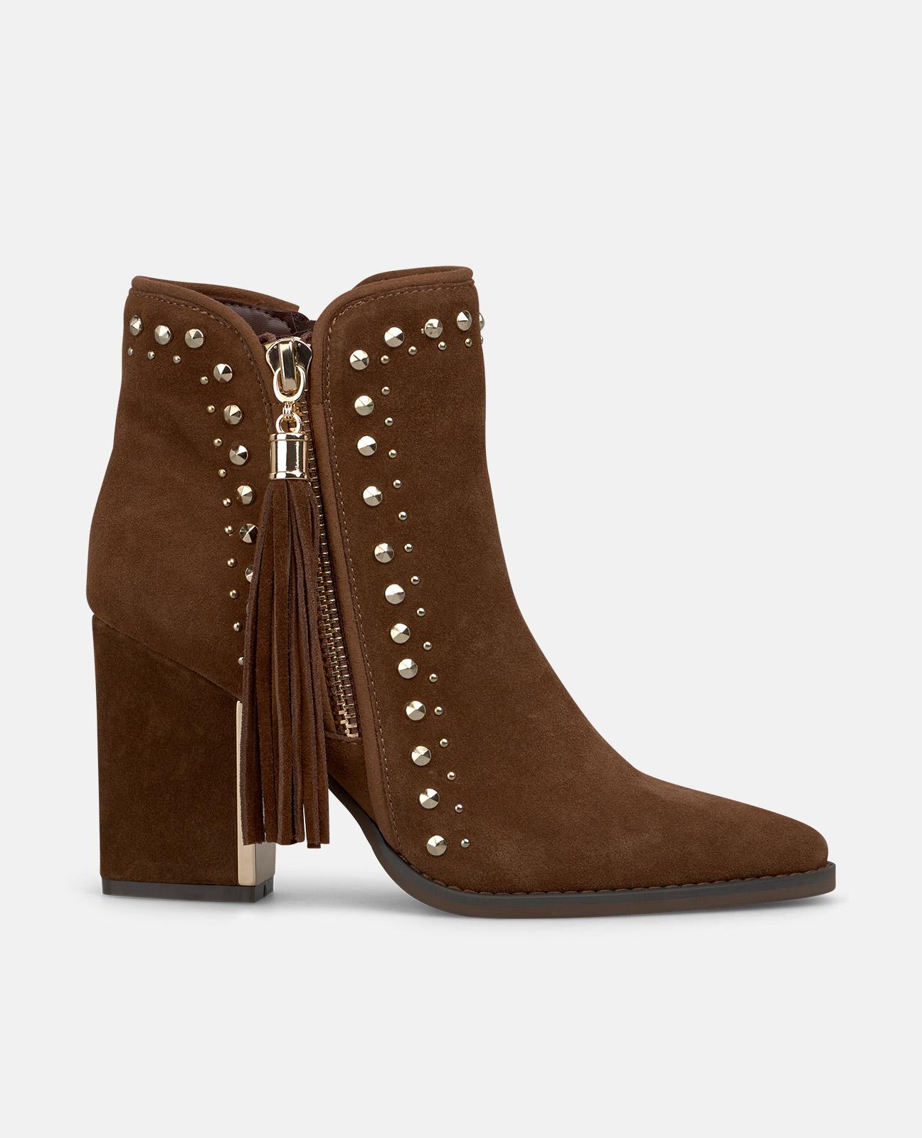 Botines básicos de mujer con tacón tachas y detalle de borla con flecos - Alma en Pena - Camel Camel-1