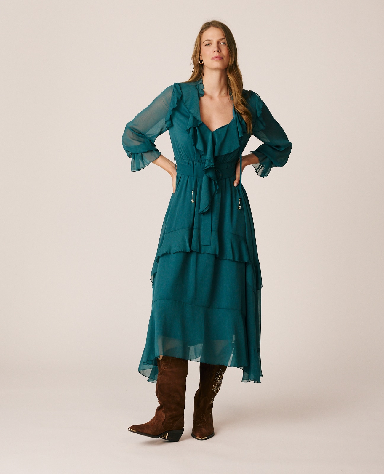 Imagen 3 de Vestido midi con volantes y cinturón - Alma en Pena - Azul Océano Azul Océano