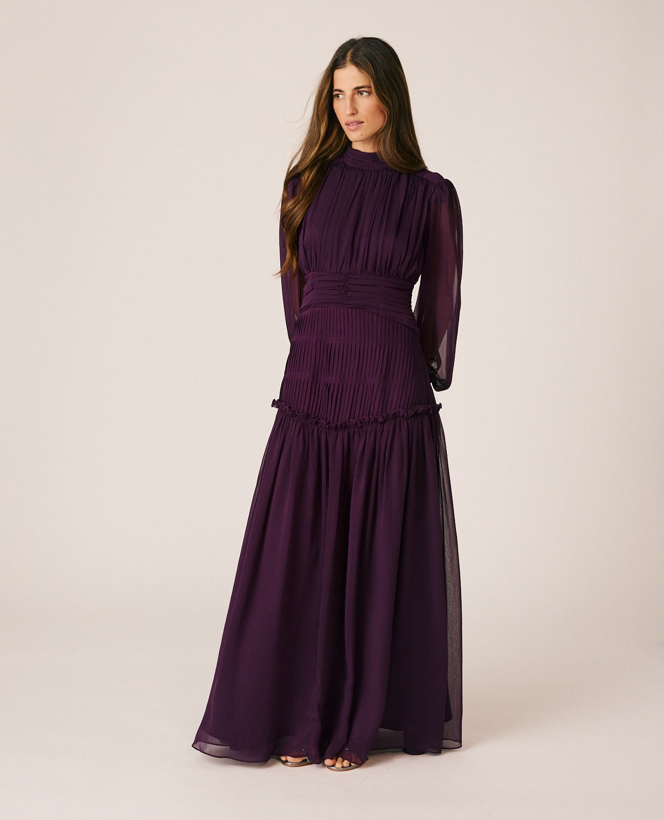 Imagen 4 de Vestido largo con cuello alto y detalles plisados - Alma en Pena - Morado Morado