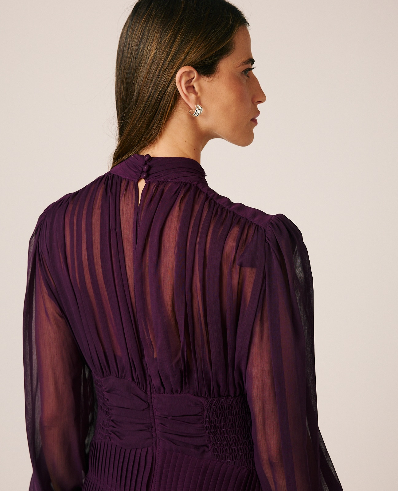 Imagen 7 de Vestido largo con cuello alto y detalles plisados - Alma en Pena - Morado Morado