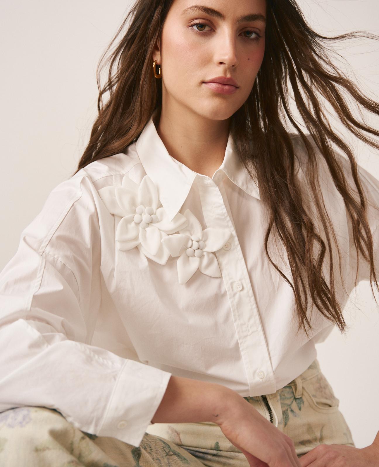 Alma en Pena - Camisa de mujer lisa con detalle de flores en el hombro derecho y escote en pico.