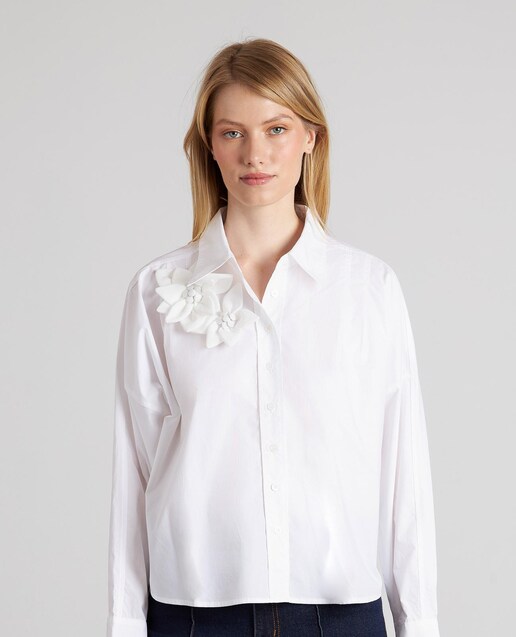 Imagen 0 de Camisa de mujer lisa con detalle de flores en el hombro derecho y escote en pico