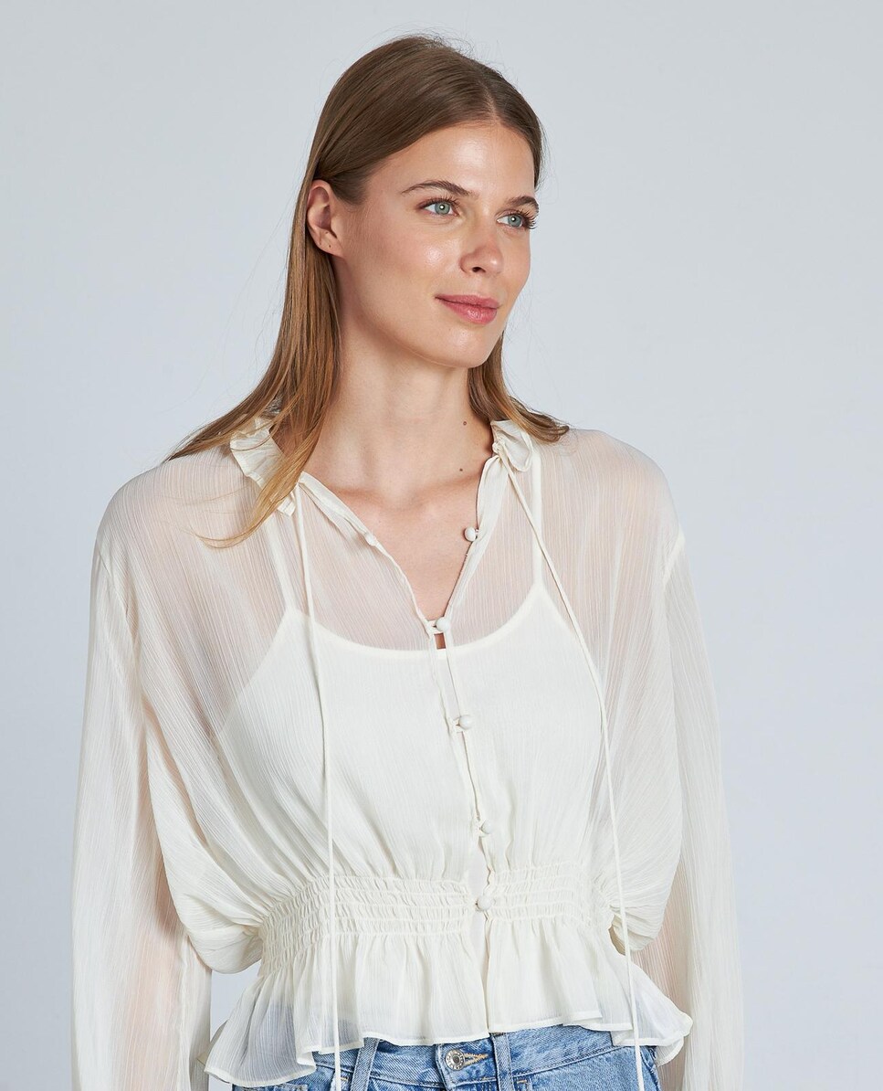 Blusa de mujer semitransparente con volantes y cuello en pico