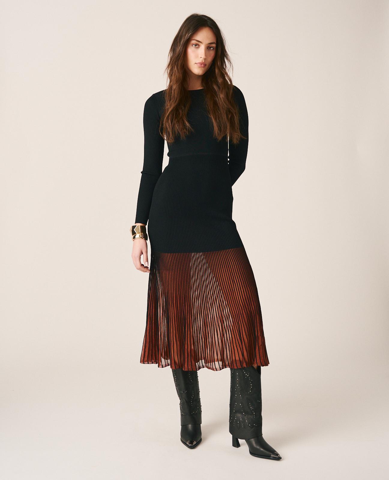 Alma en Pena - Vestido midi ajustado con falda larga plisada y manga larga.