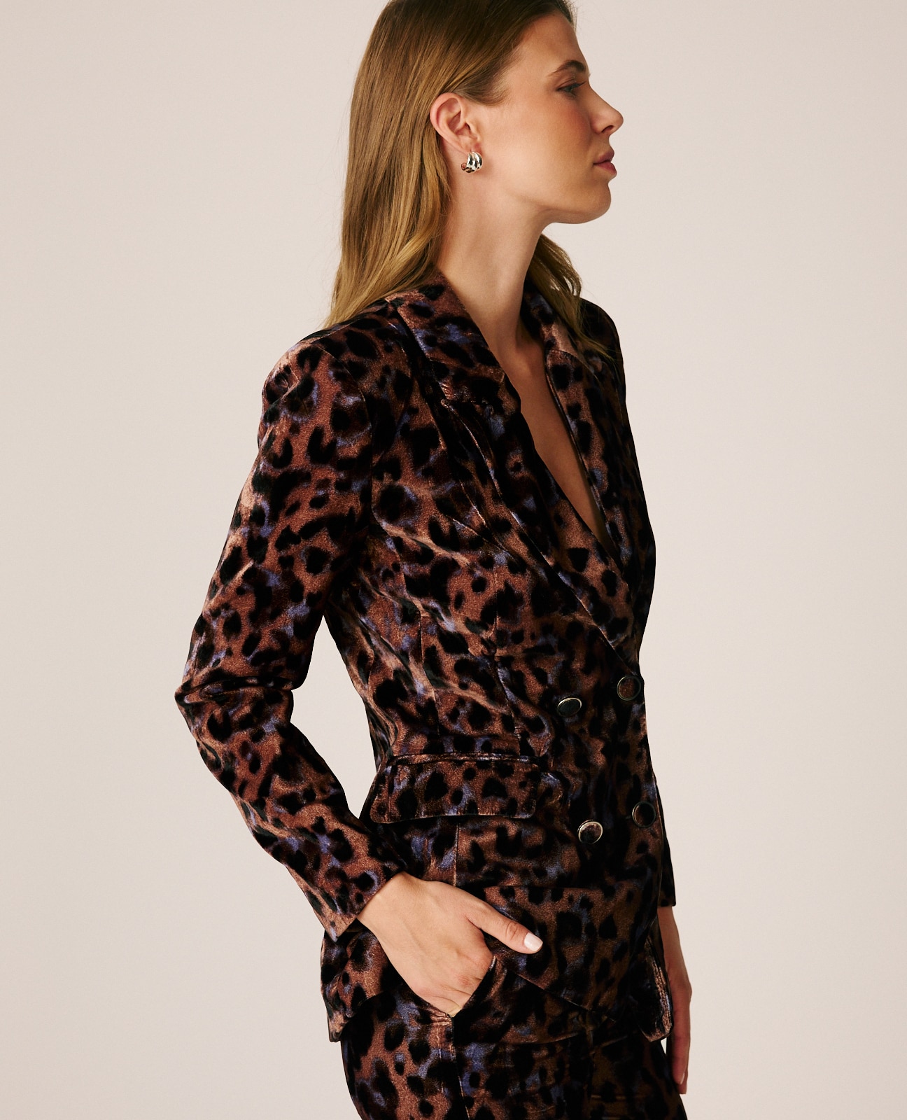 Imagen 3 de Blazer de mujer animal print en terciopelo - Alma en Pena - Multicolor Multicolor