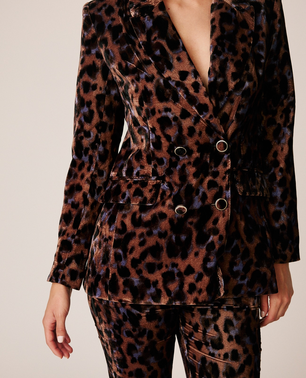 Imagen 6 de Blazer de mujer animal print en terciopelo - Alma en Pena - Multicolor Multicolor