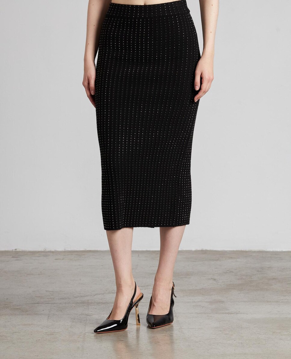 Falda midi de punto ajustada con pedrería y abertura trasera