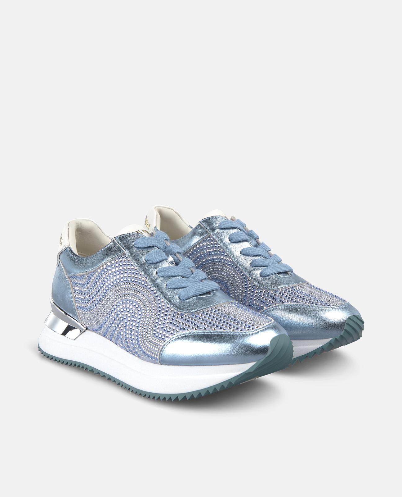 Zapatillas deportivas de mujer de piel efecto metalizado y parte exterior de rejilla con tacha de pedreria - Alma en Pena - Azul Azul-4
