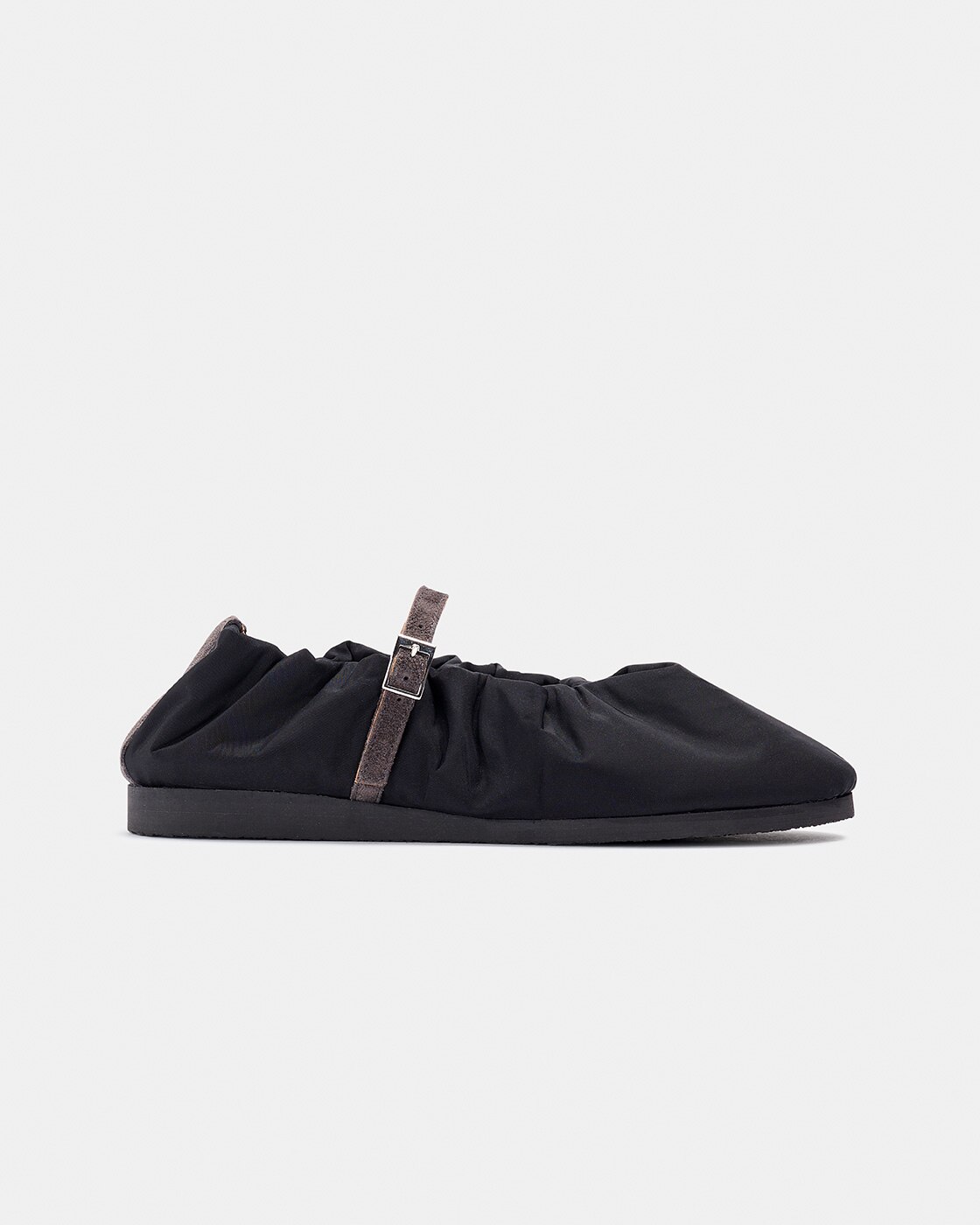 Naguisa - Zapatos de mujer estilo mercedita con detalle de fruncido de tejido rejilla y cierre con hebilla.