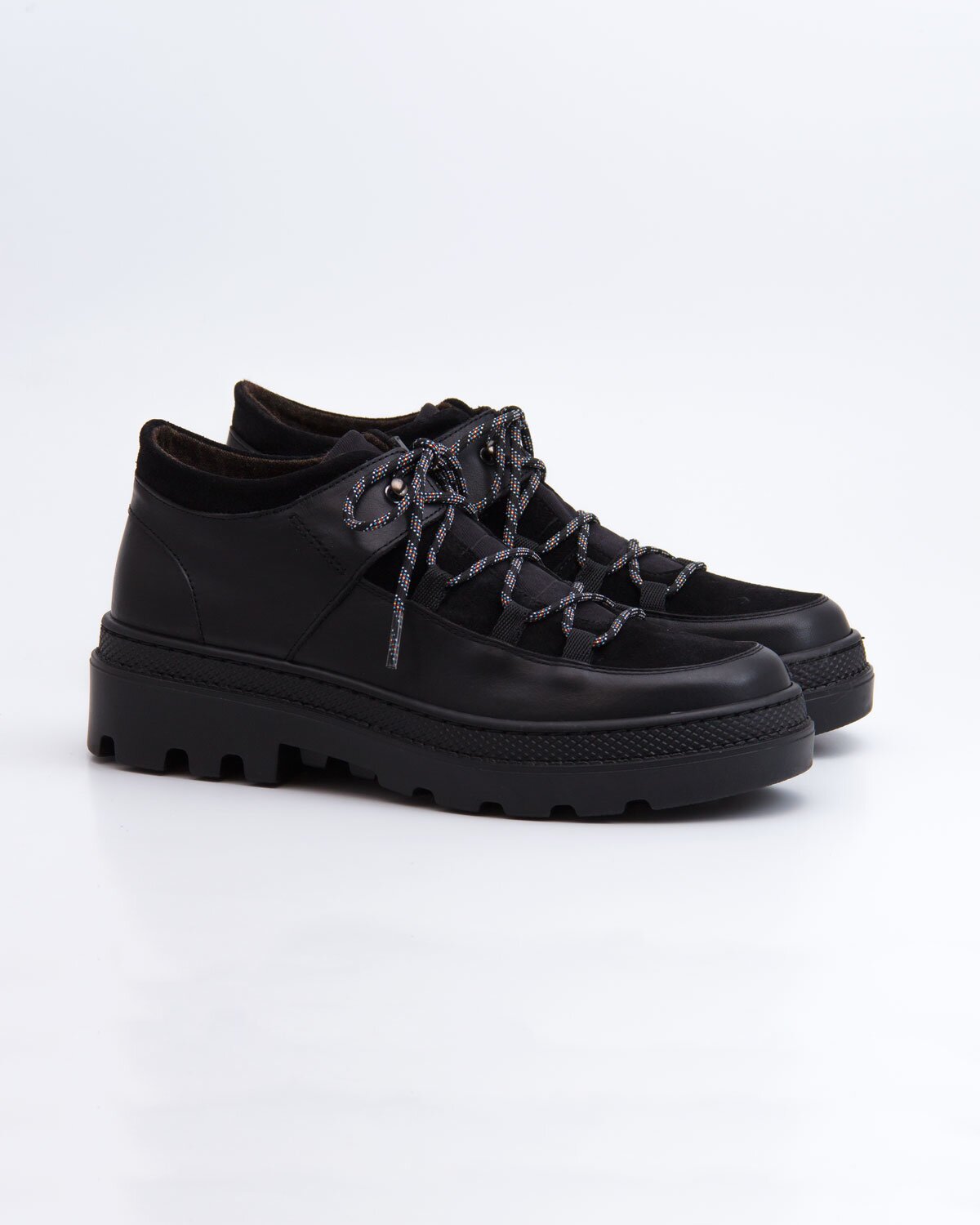 Botines con suela track inspirado en el calzado de montaña de mujer con combinación de materiales de piel, serraje y tejido con cordones y suela track - Naguisa - Negro Negro-3