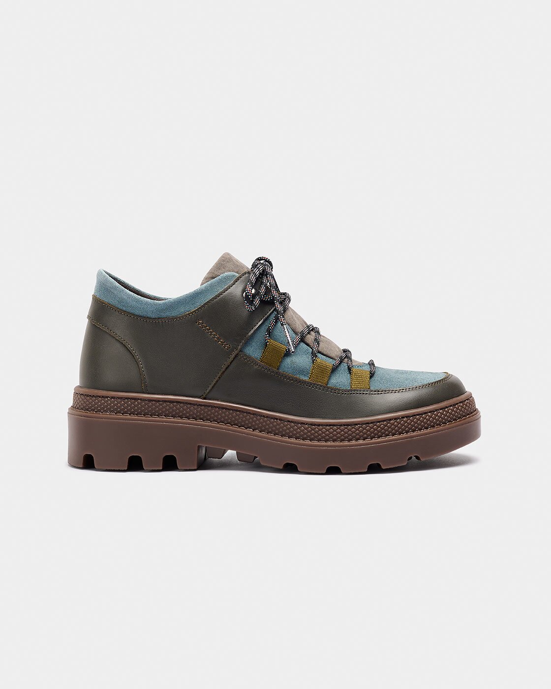 Imagen 0 de Botines con suela track inspirados en el calzado de montaña de mujer con combinación de materiales de piel, serraje y tejido con cordones y suela track Azul / Verde