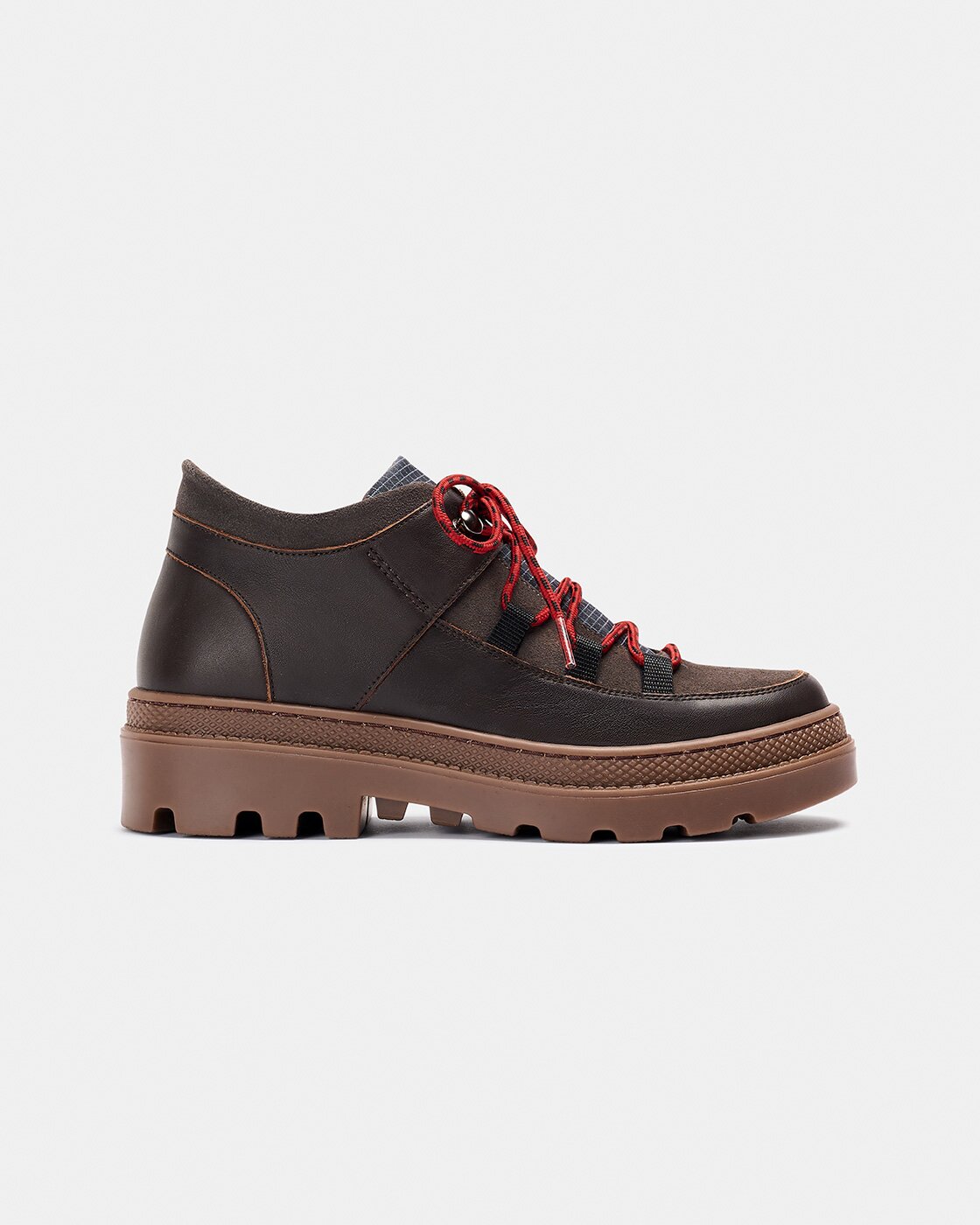 Imagen 0 de Botines con suela track inspirados en el calzado de montaña de mujer con combinación de materiales de piel, serraje y tejido con cordones y suela track Marrón oscuro
