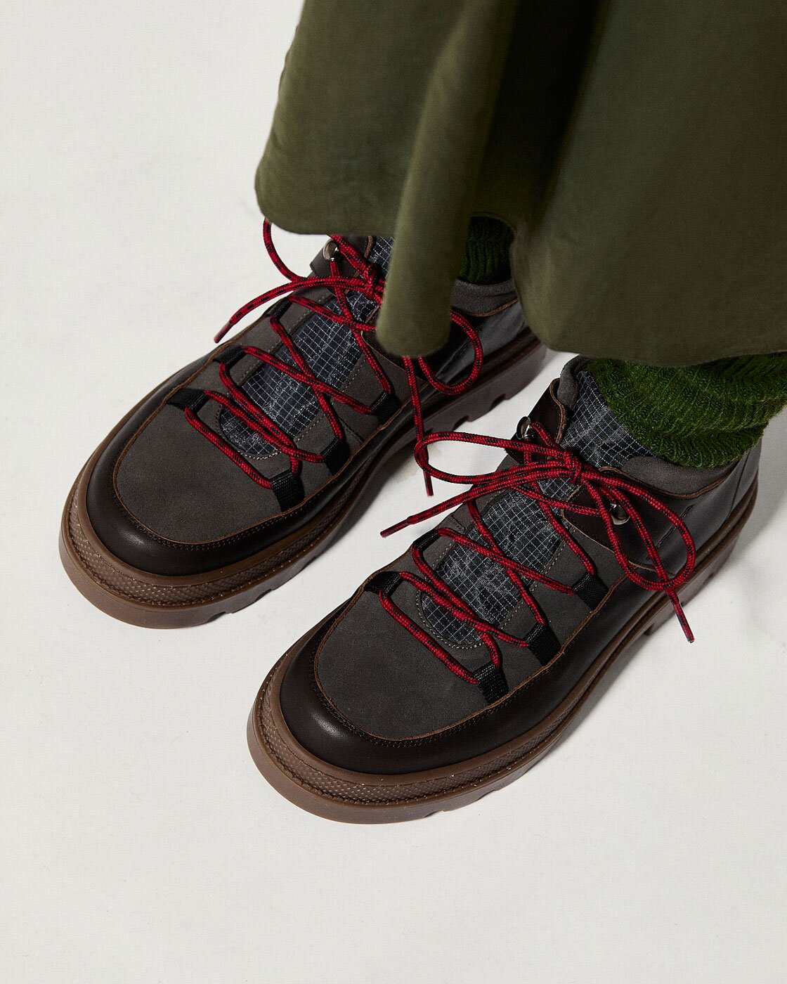 Botines con suela track inspirados en el calzado de montaña de mujer con combinación de materiales de piel, serraje y tejido con cordones y suela track - Naguisa - Marrón oscuro Marrón oscuro-4