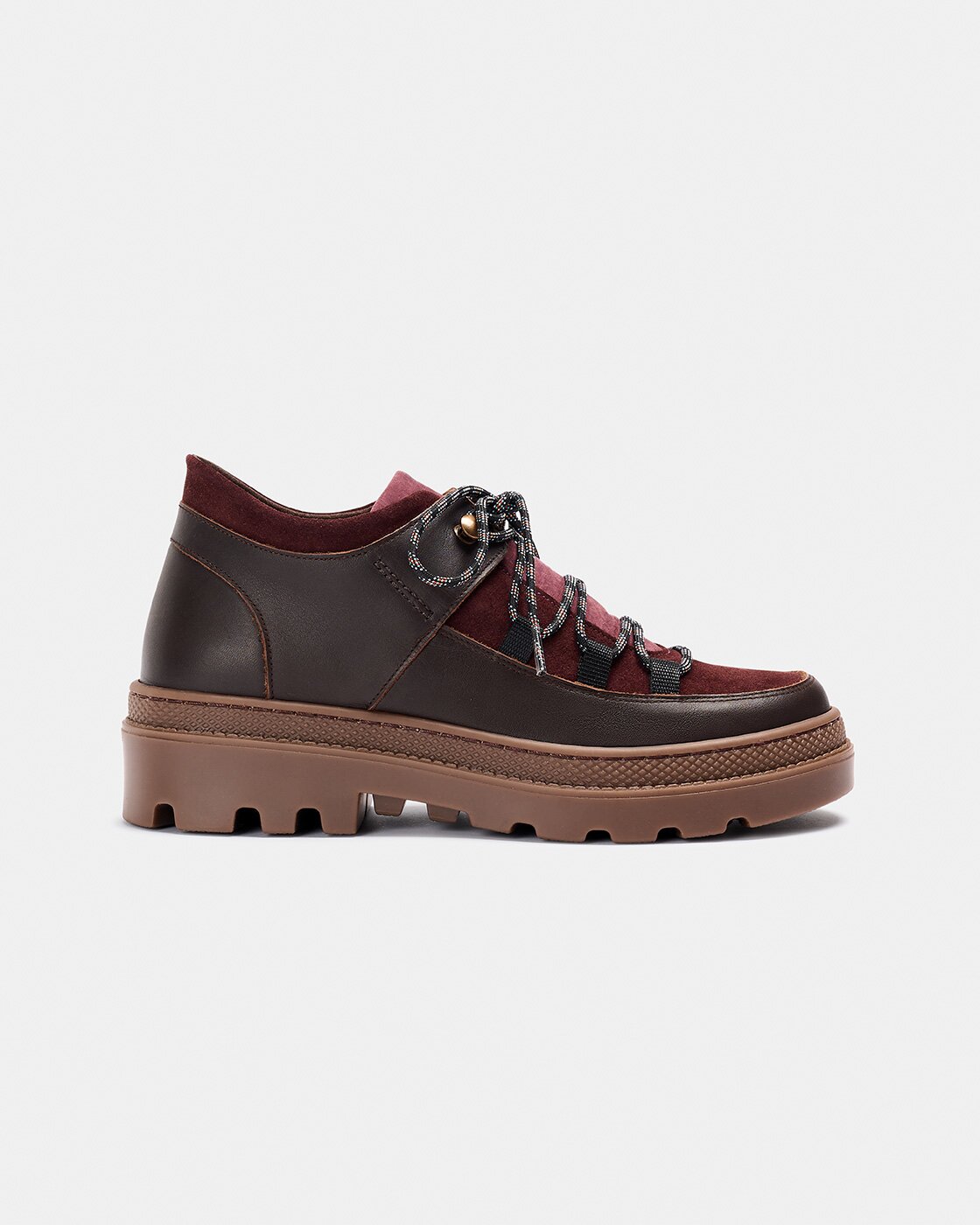 Imagen 0 de Botines con suela track inspirados en el calzado de montaña de mujer con combinación de materiales de piel, serraje y tejido con cordones y suela track Morado