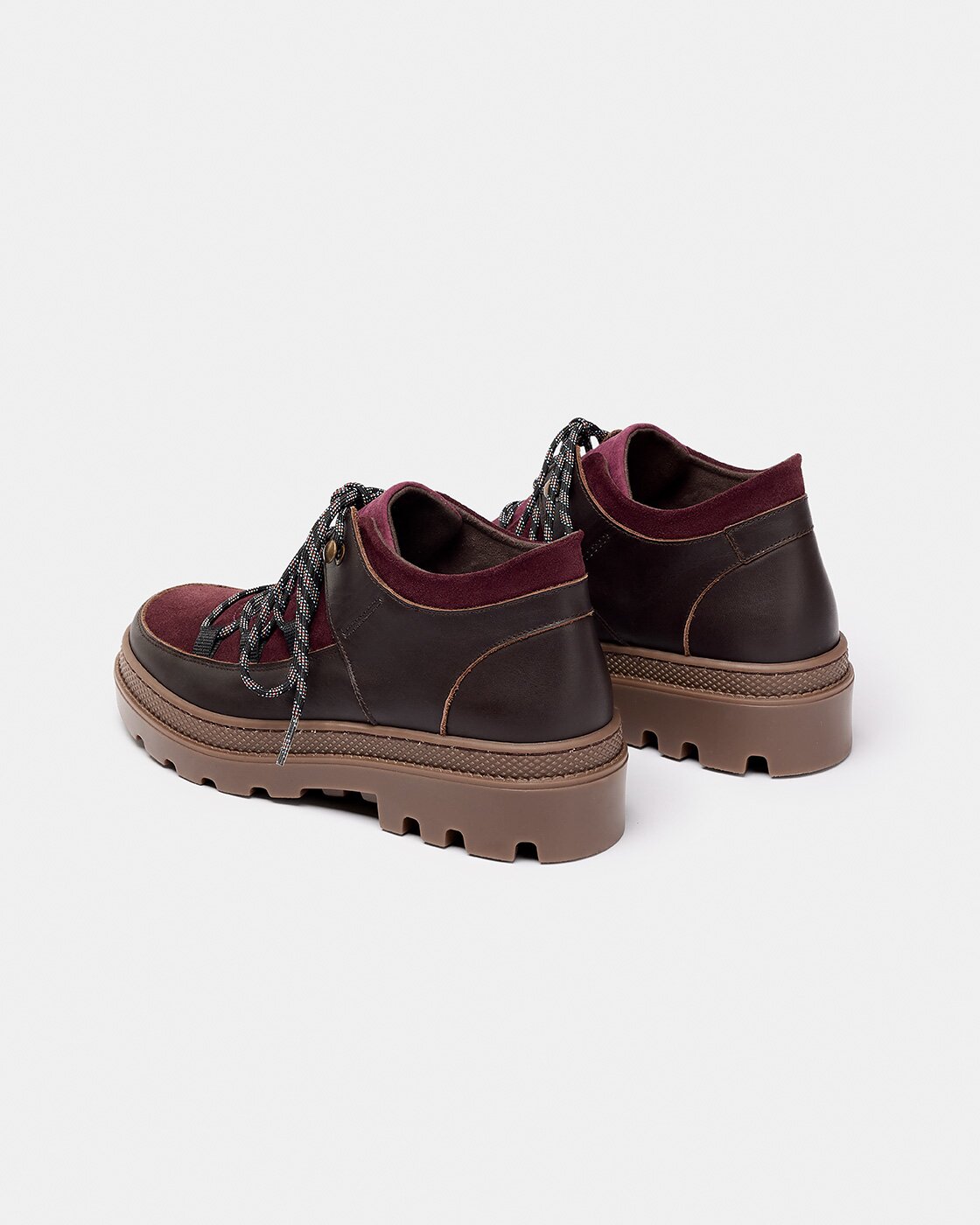 Botines con suela track inspirados en el calzado de montaña de mujer con combinación de materiales de piel, serraje y tejido con cordones y suela track - Naguisa - Morado Morado-3