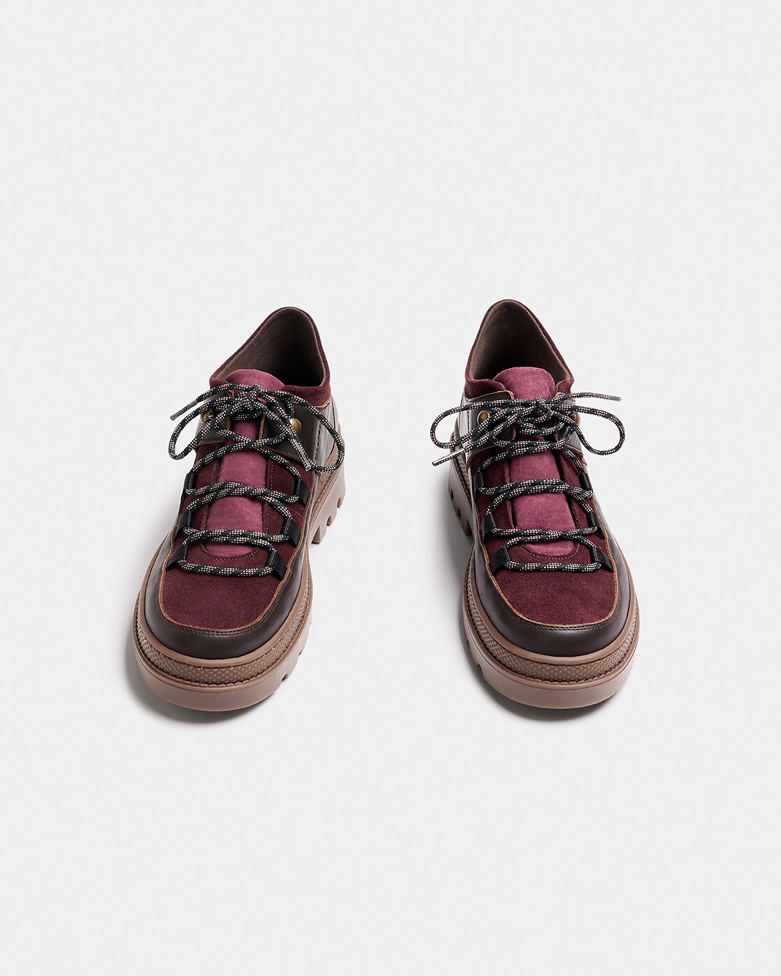 Botines con suela track inspirados en el calzado de montaña de mujer con combinación de materiales de piel, serraje y tejido con cordones y suela track - Naguisa - Morado Morado-2