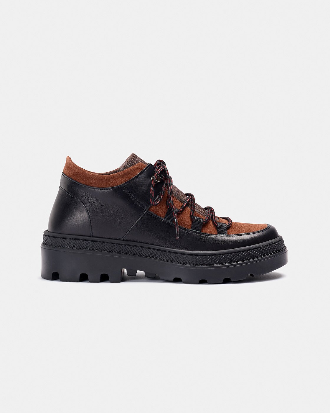 Botines con suela track inspirados en el calzado de montaña de mujer con combinación de materiales de piel, serraje y tejido con cordones y suela track - Naguisa - Negro / Naranja Negro / Naranja-1