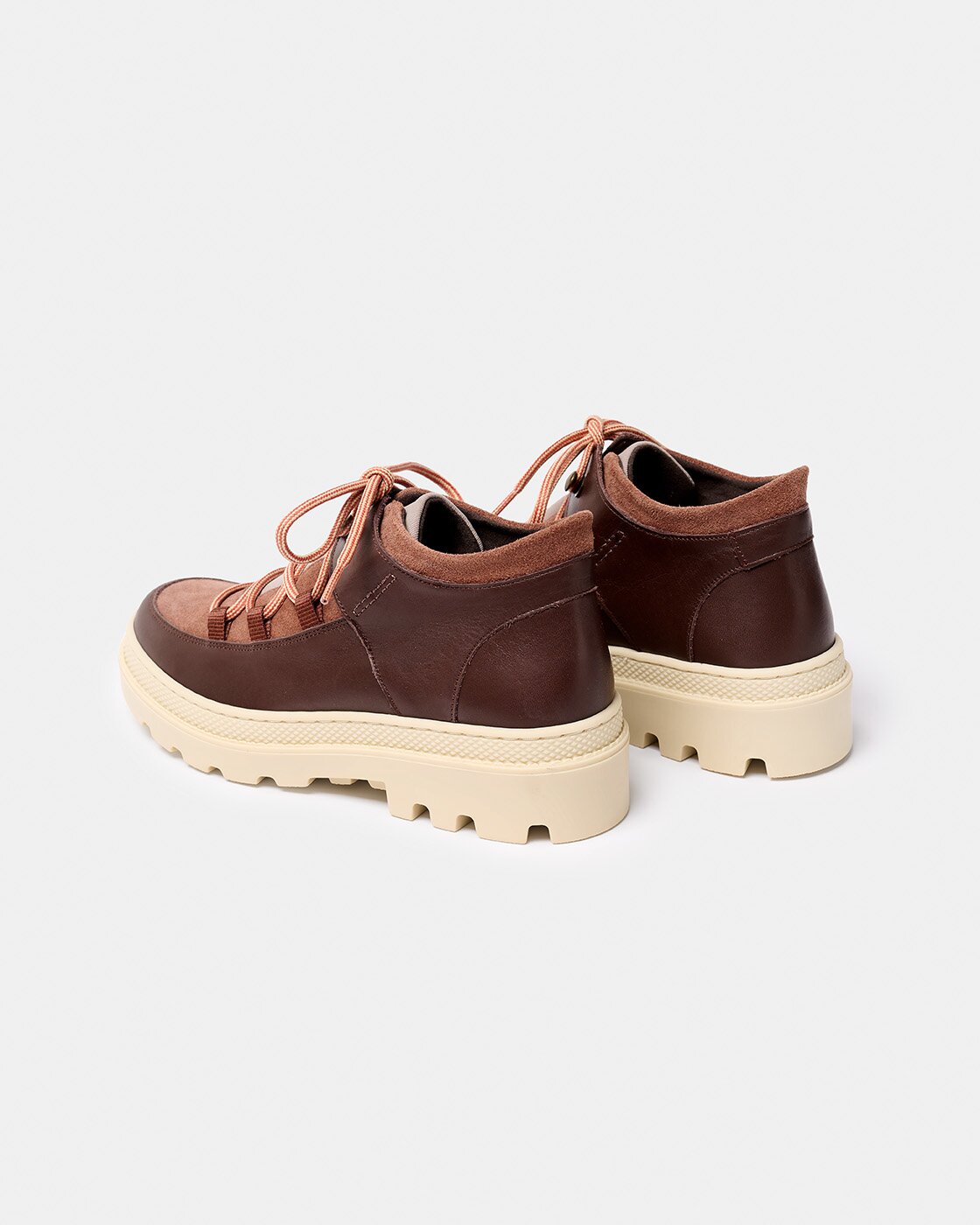 Botines con suela track inspirados en el calzado de montaña de mujer con combinación de materiales de piel, serraje y tejido con cordones y suela track - Naguisa - Marsala Marsala-3