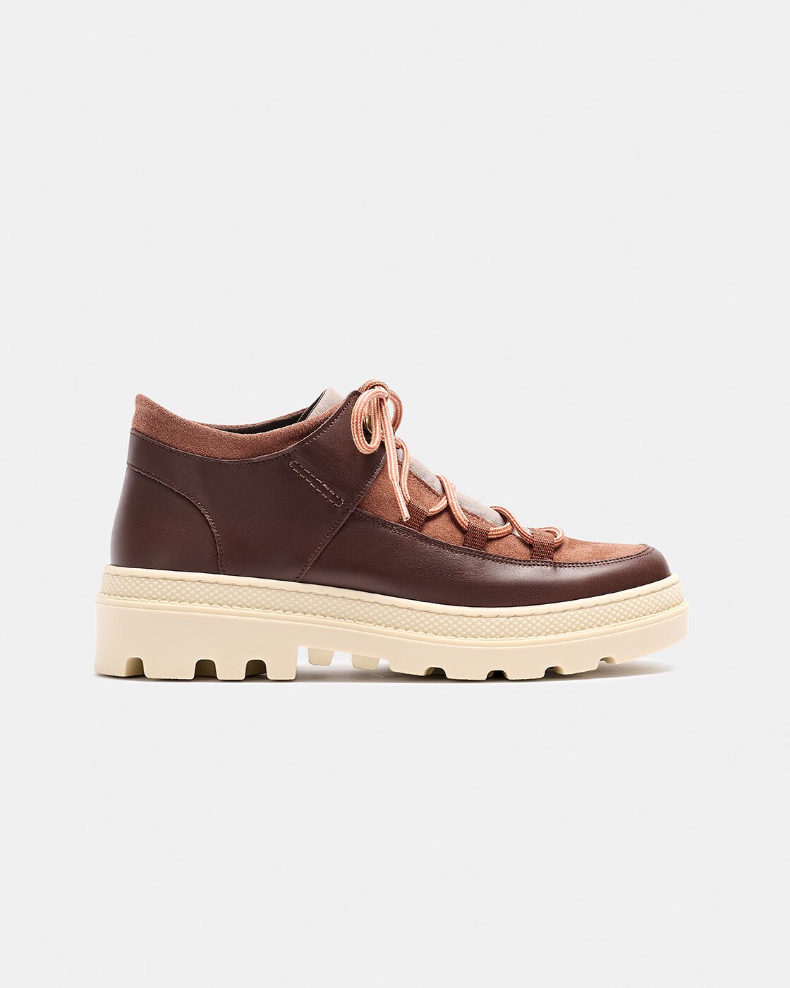 Imagen 1 de Botines con suela track inspirados en el calzado de montaña de mujer con combinación de materiales de piel, serraje y tejido con cordones y suela track Marsala