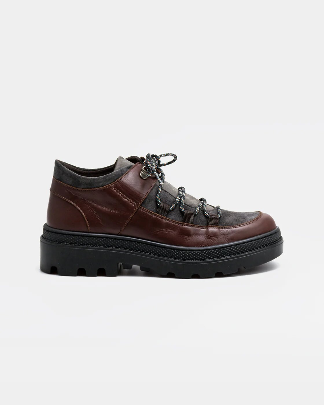 Imagen 0 de Botines con suela track inspirado en el calzado de montaña de mujer con combinación de materiales de piel, serraje y tejido con cordones y suela track Caoba