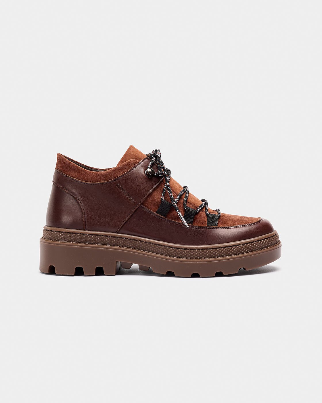 Imagen 0 de Botines con suela track inspirado en el calzado de montaña de mujer con combinación de materiales de piel, serraje y tejido con cordones y suela track Marrón / Naranja