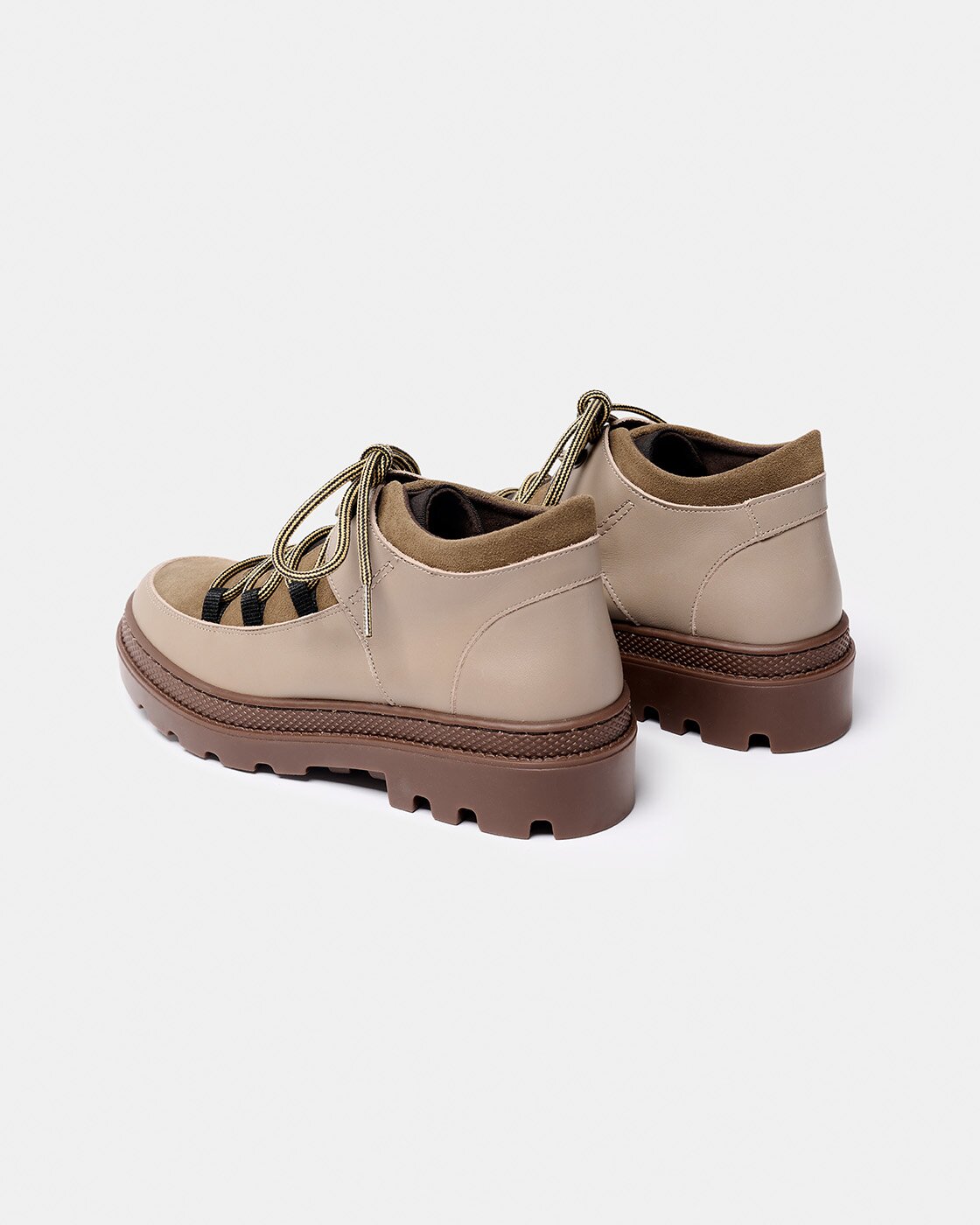 Botines con suela track inspirados en el calzado de montaña de mujer con combinación de materiales de piel, serraje y tejido con cordones y suela track - Naguisa - Verde Oliva Verde Oliva-3