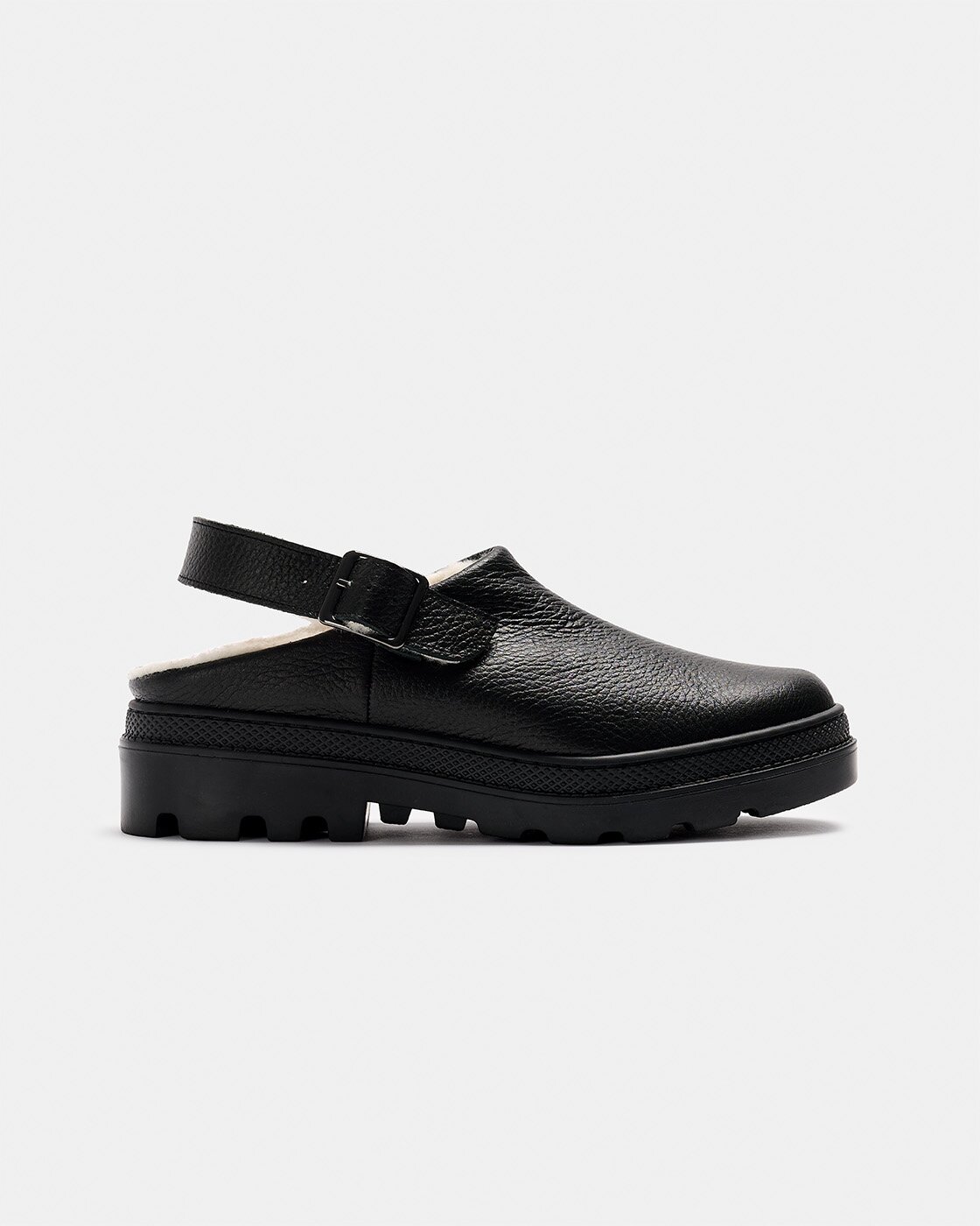 Zapato de mujer estilo zueco de tacón de piel grabada forrado de lana con correa, hebilla y suela track - Naguisa - Negro Negro-1